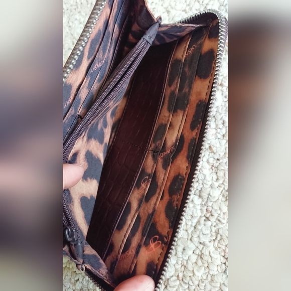 B. Makowsky dark brown leather zip around closure wallet - Picture 5 of 9